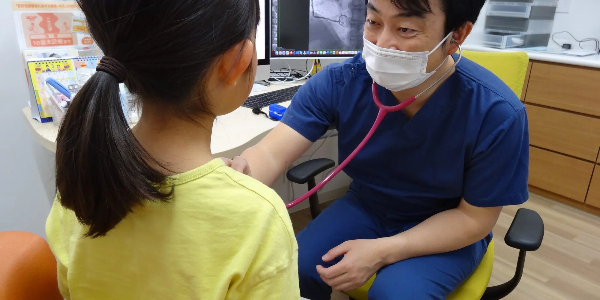 なかうずらクリニック 院長がお子さんを診察